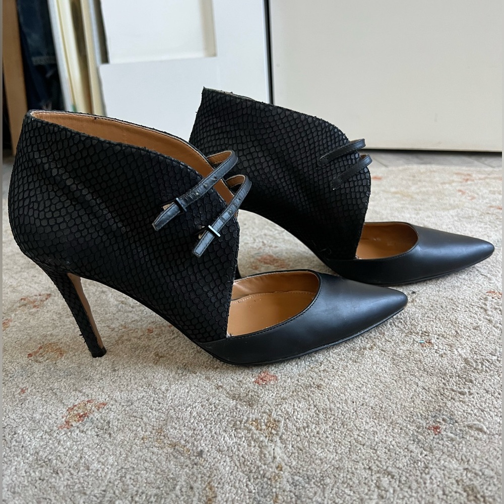 Leather & snakeskin Nine West heels w/ high sides & double front buckle. Sz 9.5